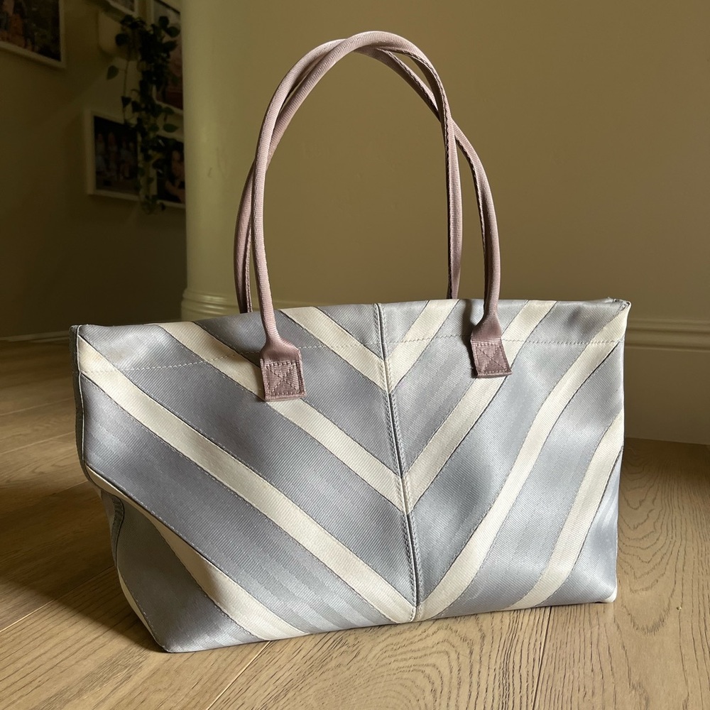 The original Harvey’s seatbelt bag!